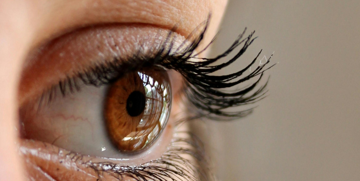 Inspiracje makijażowe dla posiadaczek przedłużonych i laminowanych rzęs.