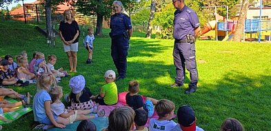 Policjanci uczą najmłodszych bezpiecznego wypoczynku nad wodą i na drodze-16741