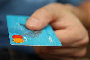Fiskus skontroluje płatności kartą Polaków? Resort zabiera głos-17244