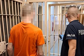 Policjanci zatrzymali poszukiwanego 32-latka ukrywającego się w szafie-17289