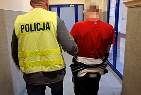 Nietrzeźwy oskarżony pojawił się w sądzie. Przyjechał tam samochodem