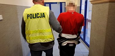 Nietrzeźwy oskarżony pojawił się w sądzie. Przyjechał tam samochodem