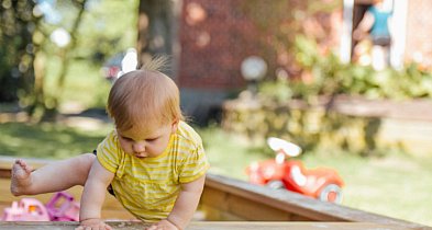 Roczne dziecko nie chodzi - czy to powód do niepokoju?