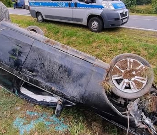 Nietrzeźwy kierowca spowodował wypadek i uciekł z miejsca zdarzenia-17032