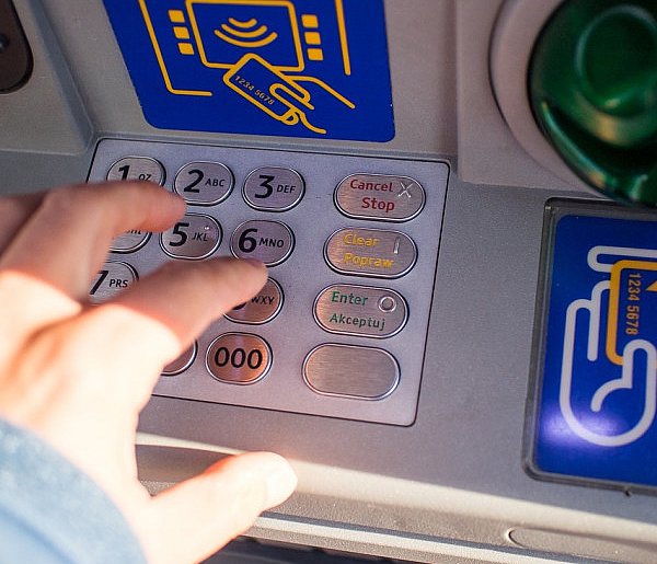 Z kont znikały pieniądze. Policja i bank badają ogólnopolski incydent-17123