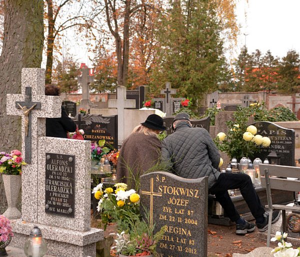Savoir-vivre na 1 listopada. Jak się zachować podczas wizyty na cmentarzu?-17162