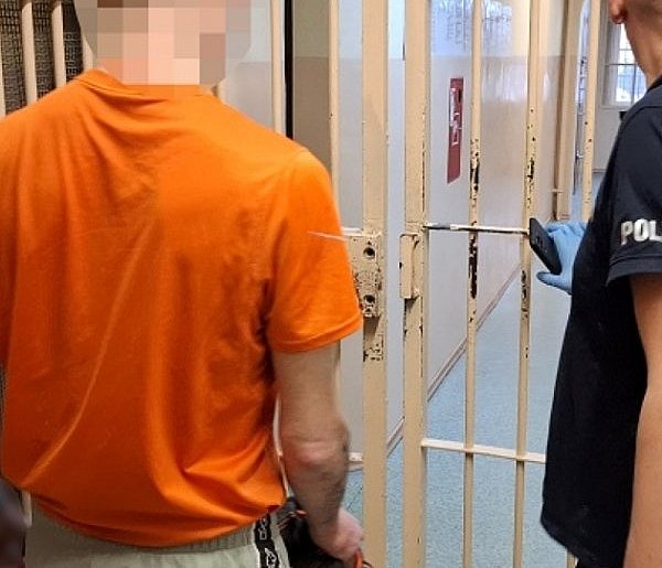 Policjanci zatrzymali poszukiwanego 32-latka ukrywającego się w szafie-17289