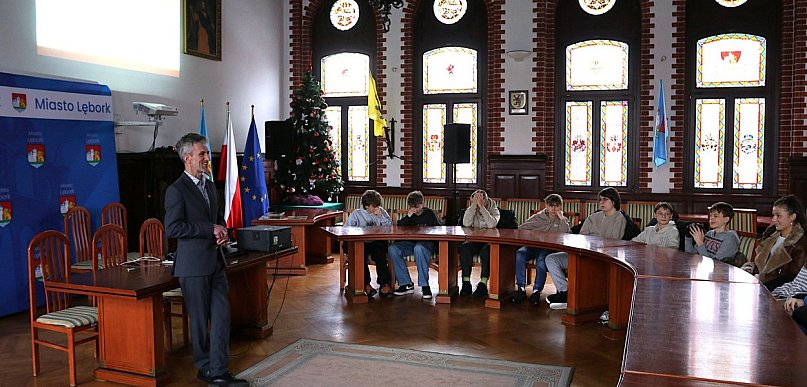 Uczniowie Społecznej Szkoły LTO na lekcji obywatelskiej w ratuszu