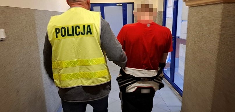 Nietrzeźwy oskarżony pojawił się w sądzie. Przyjechał tam samochodem