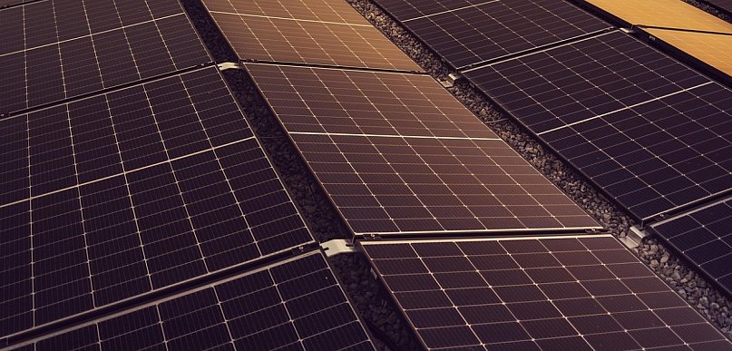 Stelaż pod fotowoltaikę na gruncie i moduły fotowoltaiczne w jednym miejscu