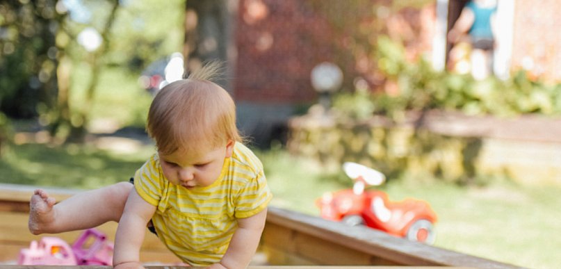 Roczne dziecko nie chodzi - czy to powód do niepokoju?